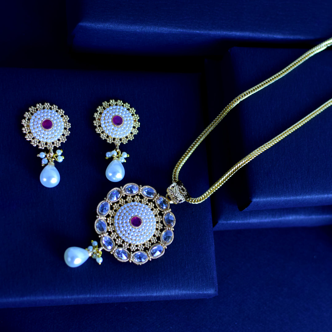 Exquisite White Pearl Kundan Necklace Set