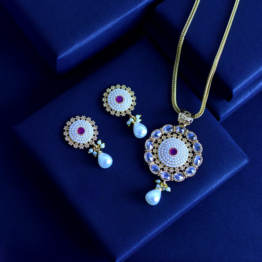 Exquisite White Pearl Kundan Necklace Set