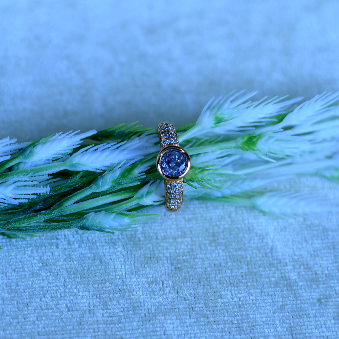 Elegant Silver-Tone Solitaire Ring with Sparkling CZ Stones